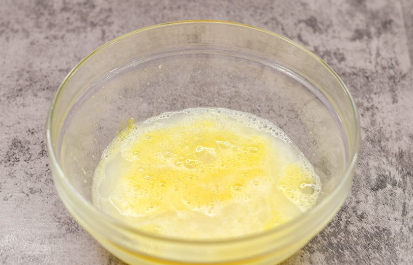 1. Этап. Блины на молочной сыворотке без дрожжей: Сыворотку обязательно подогрейте немного и перелейте к яйцам. Аккуратно перемешайте.