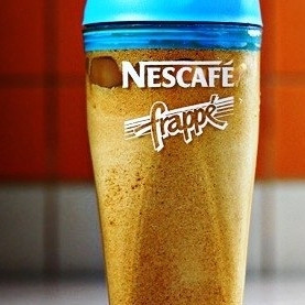 1. Этап. Кофе-фраппе: Закрываем шейкер и начинаем размешивать до тех пор, пока не получится такая жидкость, как на фото.