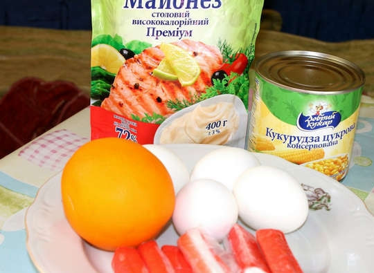 1. Этап. Крабовый салат с апельсинами: 1. Вот такой набор ингредиентов вам нужно иметь под рукой, чтобы воспроизвести рецепт на своей кухне. Первым делом поставьте вариться вкрутую яйца.
