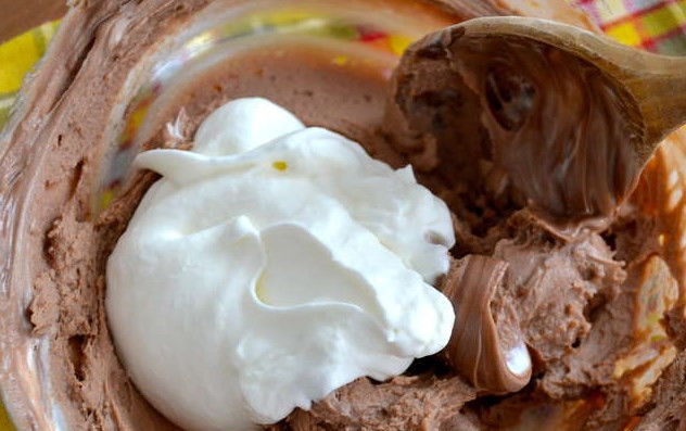 1. Этап. Тирамису за 5 минут: К получившемуся шоколадному крему добавьте взбитые сливки. Осторожно все перемешайте.