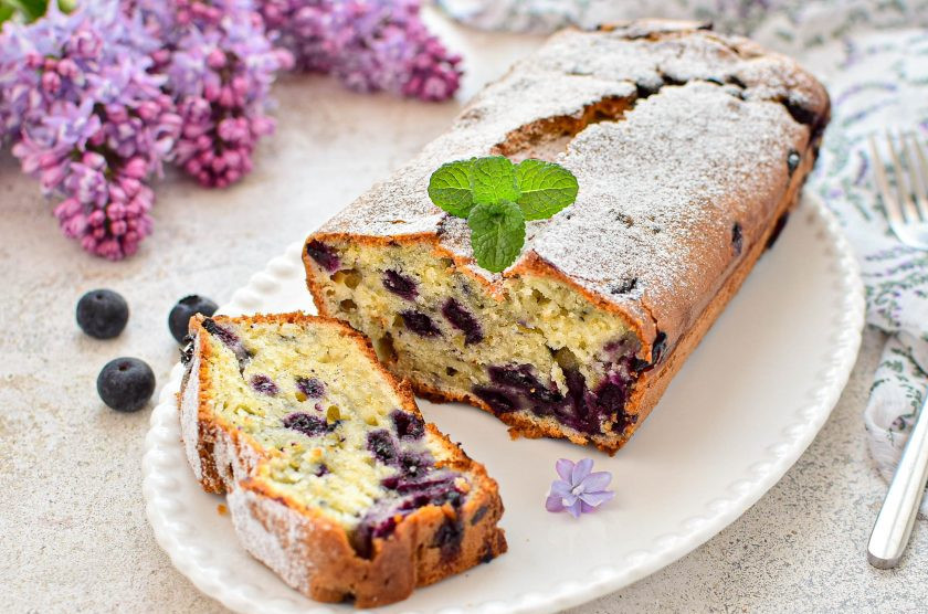 1. Этап. Кекс на сметане с черникой: Остывший кекс можно посыпать сахарной пудрой. Приятного чаепития!