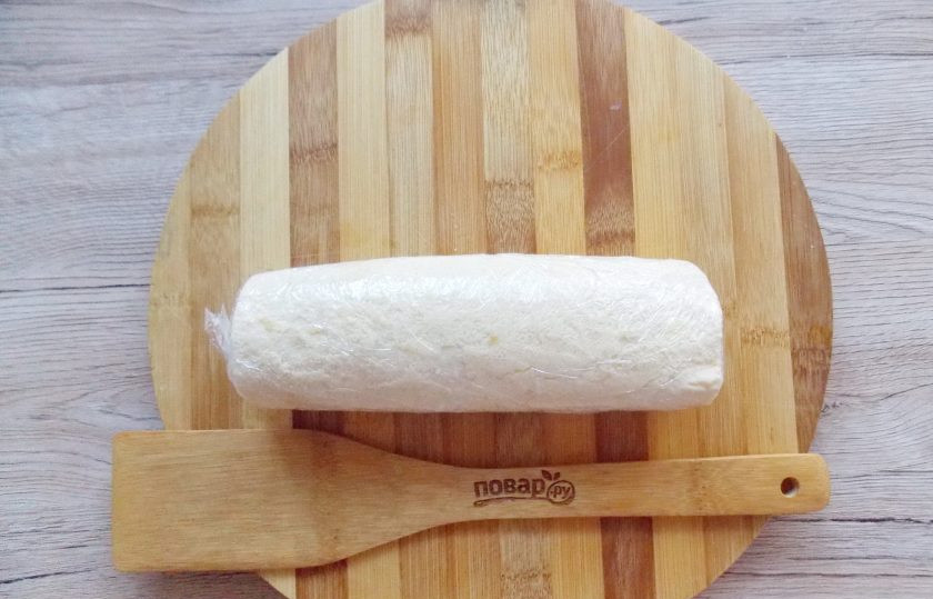 1. Этап. Яичные рулетики из крабовых палочек с сыром: Сверните рулет с более узкой стороны, заворачивая в пищевую пленку. Отправьте в холод на час.