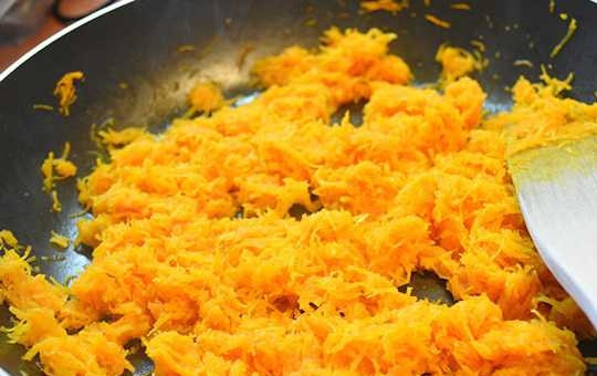 1. Этап. Морковный хлеб: 5. Потом на сковороду добавьте чеснок и соль. Всё перемешайте.