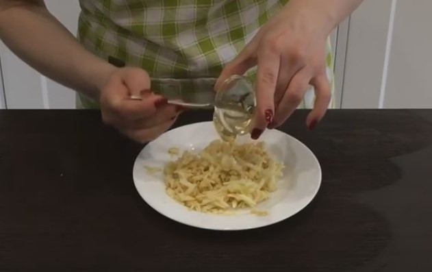 1. Этап. Домашнее овсяное печенье без муки (низкокалорийное): 4. Яблоки очистите от кожуры и натрите на крупную терку. Полейте медом, чтобы они не потемнели, а также соком лимона и апельсина.