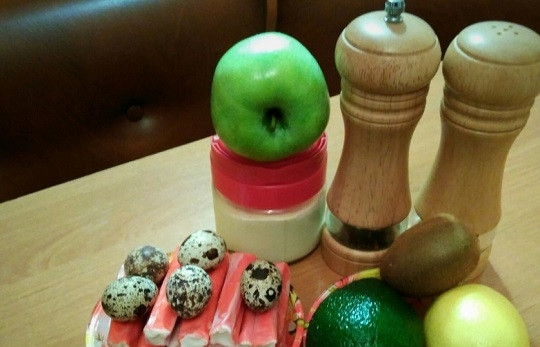 1. Этап. Салат из крабовых палочек с киви: 1. Вот такой набор ингредиентов нам потребуется. Первым делом поставьте вариться яйца.