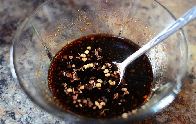 1. Этап. Крылышки в медовом соевом соусе: В емкости смешайте соевый соус, кунжутное масло, чеснок, мед и имбирь, доведите до кипения. Кукурузный крахмал разведите с небольшим количеством воды, влейте в соус, проварите до загустения.