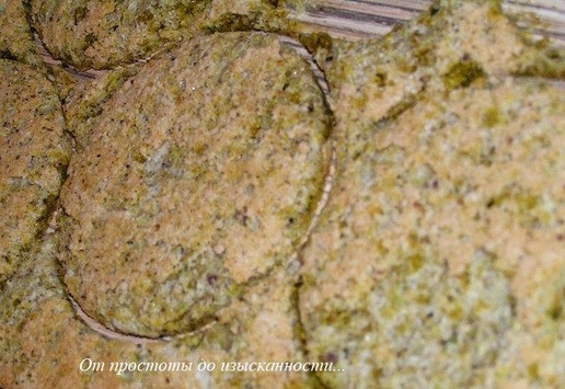 1. Этап. Фисташковое пирожное с брусничным семифреддо: Дайте остыть, а затем вырежьте формочками для пирожных круги-основу. ***Так же можно сделать этот десерт одним большим тортом, просто разрезав пополам на две части.