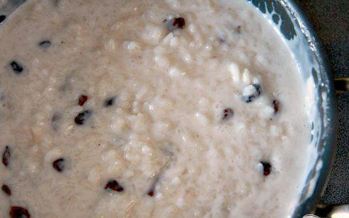 1. Этап. Рисовый десерт с изюмом: 7. Увеличить огонь до среднего и варить около 20 минут. Убрать специи из кастрюли.