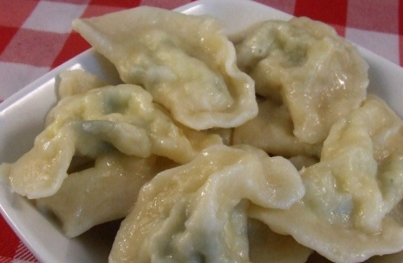 1. Этап. Вареники на кефире с творогом: После этого вкидываем вареники в кипящую подсоленную воду и варим их 4-5 минут после их всплытия. Приятного всем аппетита!