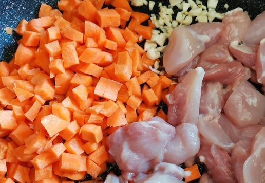 1. Этап. Куриный суп с брокколи: Куриное филе (у меня филе бедра) вымыть, нарезать небольшими кусочками и отправить вместе с чесноком и морковью на сковороду. Пассеровать, помешивая, на небольшом огне ~7 минут.