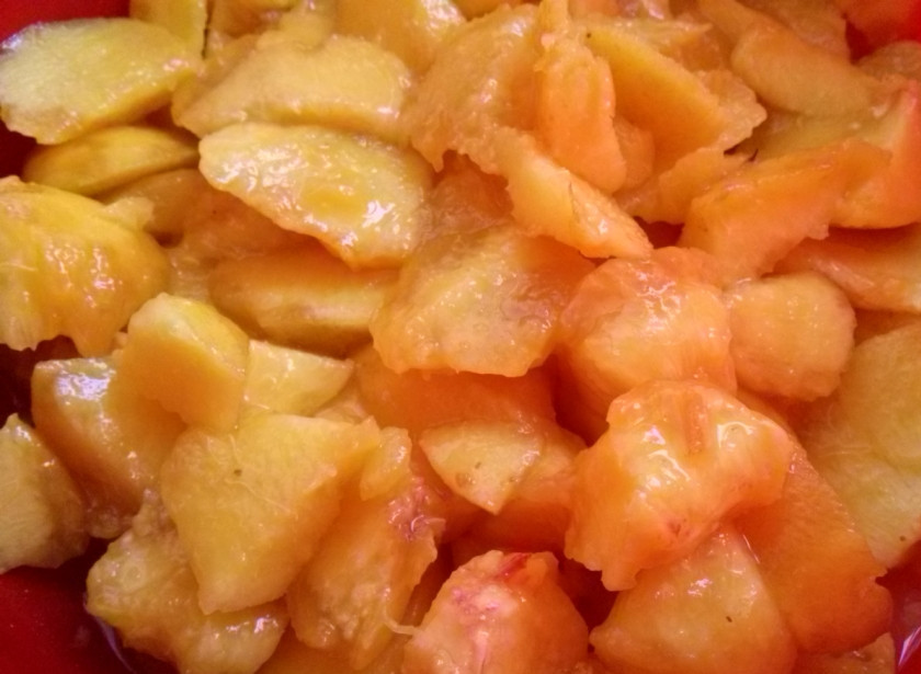 1. Этап. Варенье из персиков густое: Помойте персики, снимите с них кожицу. Для этого ненадолго опустите их в кипяток. Удалите косточки, порежьте фрукты мелкими дольками, выложите их в чашу мультиварки.