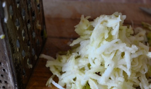 1. Этап. Салат-десерт с черносливом: Яблоки натереть на терке. Сразу добавить к апельсинам и перемешать.