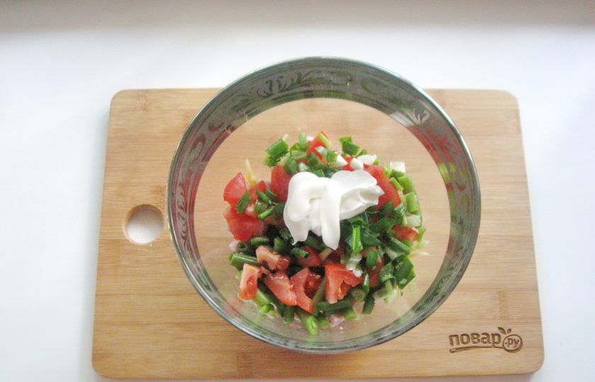 1. Этап. Салат из спаржевой фасоли с ветчиной: Салат заправьте майонезом.