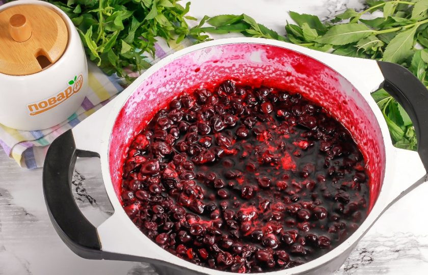 1. Этап. Королевское варенье из черной смородины: Пересыпьте ягоды в казан или в кастрюлю с антипригарным дном. Добавьте сахар и перемешайте. Поместите емкость на плиту и проварите варенье с начала кипения примерно 10 минут, убавив нагрев до умеренного. Затем остудите примерно 3-4 часа, чтобы ягоды впитали в себя сироп. Затем снова отварите и остудите их так три раза.