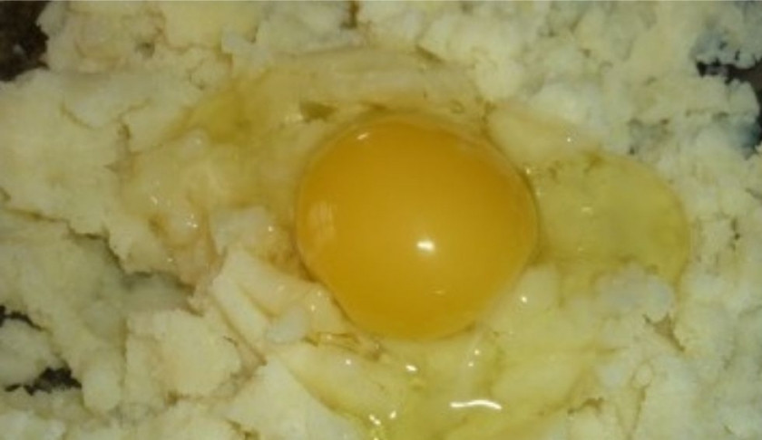 1. Этап. Галушки с фаршем: 2. К картошке добавляем яйцо и соль. Перемешиваем.