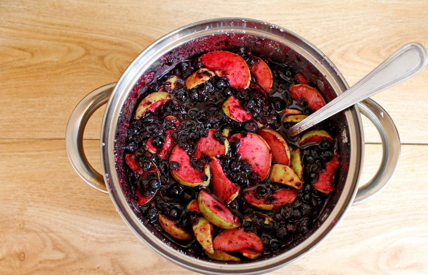 1. Этап. Варенье из черники и яблок: Поставьте тару с черникой и яблоками на средний огонь и доведите до кипения. Убавьте огонь и варите в течение 5 минут, снимая пену. Снимите с огня и дайте полностью остыть.