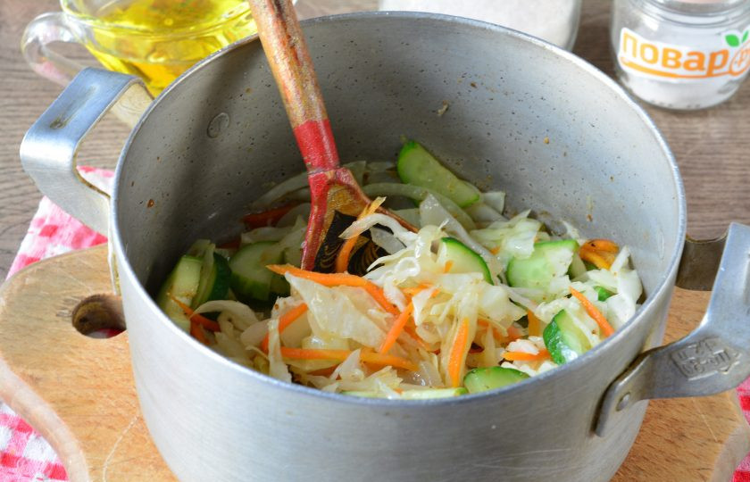 1. Этап. Капуста с огурцами по-корейски на зиму: Через 20 минут влейте уксус, перемешайте, пусть закуска прокипит еще пару минут и снимайте с огня.
