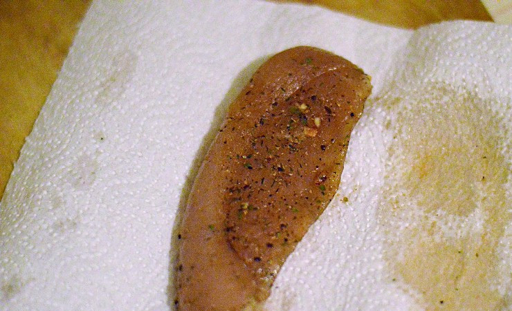 1. Этап. Карпаччо из курицы: За это время курочка успела пустить сок и хорошенько промариноваться. Берем каждый кусочек филе и выкладываем его на бумажную салфетку, чтобы избавиться от лишней жидкости.