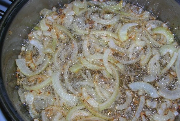 1. Этап. Азу с картошкой: 2. Луковицы очистить и нарезать полукольцами. На отдельной сковороде в небольшом количестве растительного масла обжарить лук до золотистого цвета.