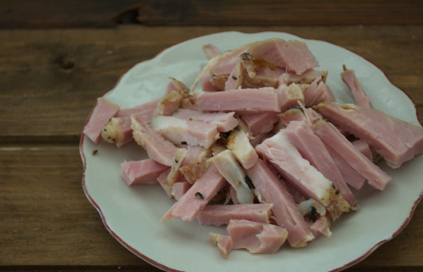 1. Этап. Солянка с сосисками: Буженину нарезаем мелко.