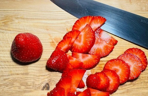 1. Этап. Салат Яркое настроение: Клубнику вымыть и обсушить. Нарезаем кружочками. дольками в зависимости от размера клубники.