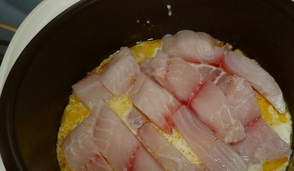 1. Этап. Рыба с кабачками в мультиварке: Когда до окончания времени режима останется 20 минут, открываем крышку мультиварки и выкладываем поверх овощей кусочки рыбного филе. Закрываем крышку и продолжаем готовить. После сигнала об окончании процесса не открываем крышку, оставляем блюдо на подогреве минут 10-15.