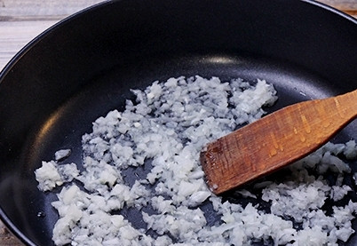 1. Этап. Паста с ветчиной и грибами: Разогреваем сковороду с растительным маслом и выкладываем в нее лук. Обжариваем на огне чуть больше среднего минуты 3-4.