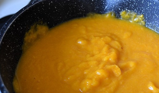 1. Этап. Каша из кураги: Всыпать толокно и снова взбить блендером.