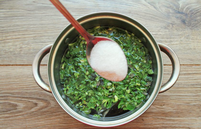 1. Этап. Холодный зеленый чай: Всыпьте в кастрюлю сахар и перемешайте до растворения кристаллов.