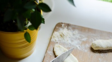 1. Этап. Вареники творожные ленивые: Тесто слегка прижать пальцами и порезать на одинаковые кусочки.