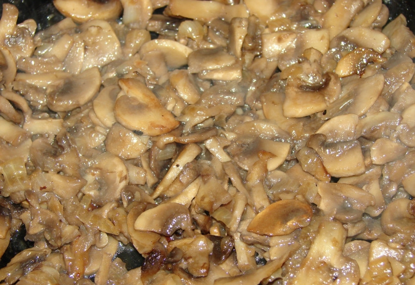 1. Этап. Рулет из индейки в фольге: Сначала обжариваем грибы с луком на средне-высоком огне на масле. Сначала обжарьте измельченный лук до мягкости, затем добавьте грибы. Жарим, пока не испарится жидкость.