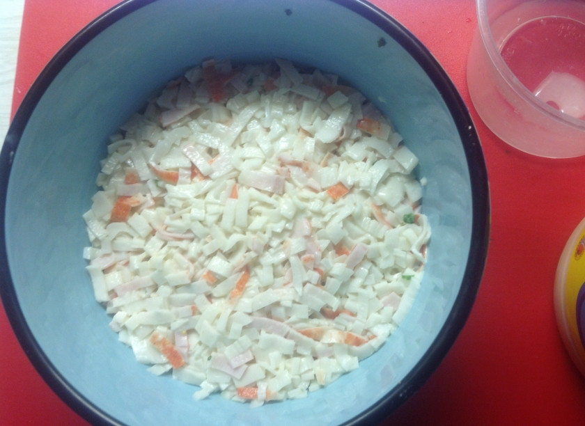 1. Этап. Салат весенний вечер: Положить поверх капусты в миску