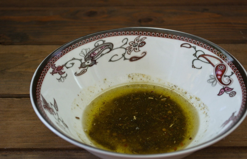 1. Этап. Маринад для свинины в духовке: Взбейте вилкой до образования густого соуса.