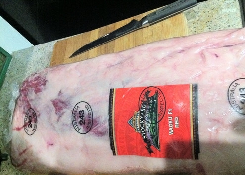 1. Этап. Говядина на мангале: Мраморная говядина удовольствие дорогое. Лично мне мясо доставили прямиком из Австралии самолетом :)