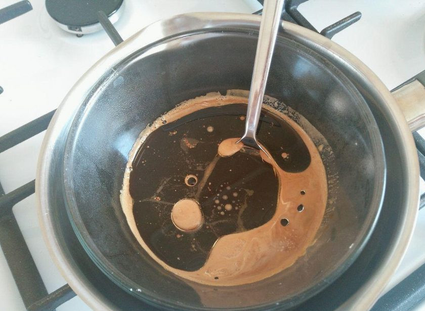 1. Этап. Постные кофейные пряники: В подходящей ёмкости смешайте кофе с водой, всыпьте сахар, пищевую соду и влейте подсолнечное масло. После этого поместите ёмкость на водяную баню.