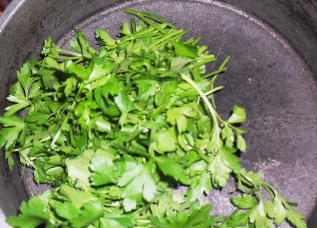 1. Stage. Cinsollo Royal Dish: Cut off the petioles of the parsley, cut the remaining parts by 4 cm.