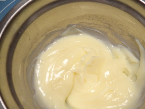 1. Этап. Крем из пудинга для торта: Затем влейте кипящее молоко в растворенный пудинг, смешайте и снова доведите до кипения. Желатин с молоком разогрейте, помешивая, до полного растворения желатина и также добавьте в пудинг. Поставьте кастрюлю с пудингом в холодную воду для остывания. Периодически помешивайте.