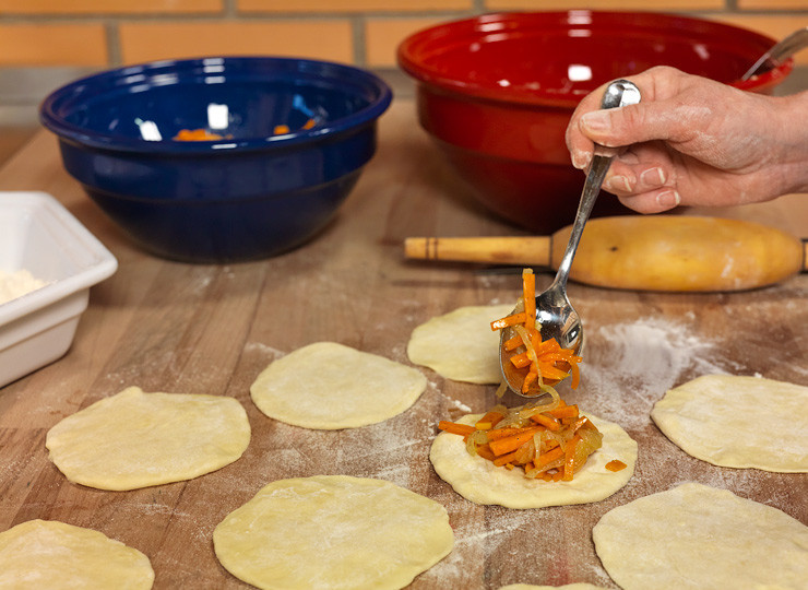 1. Этап. Самса с тыквой: 6. В центр выложите начинку. Кстати, самса с тыквой в домашних условиях может быть и сладкой, если в обжаренную тыкву добавить мед или сахар, например.