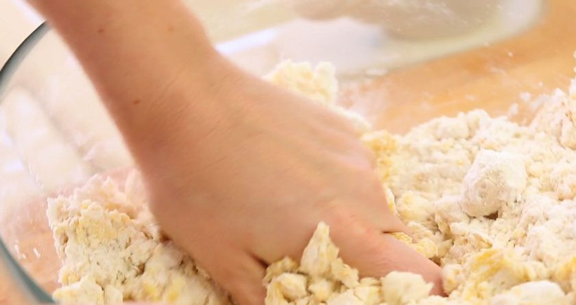 1. Этап. Песочное печенье с апельсином: 5. Вначале замешайте тесто ложкой, а потом — руками.