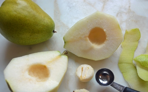 1. Этап. Груша, запечённая в сиропе: 1. Подготовьте груши. Почистите их, разрежьте пополам и удалите сердцевину.