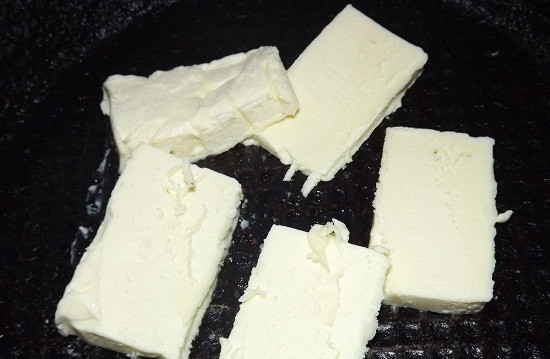 1. Этап. Мучная халва: 2. Кастрюлю или сковороду с толстым дном ставлю на слабый огонь, выкладываю порезанное сливочное масло и растапливаю.