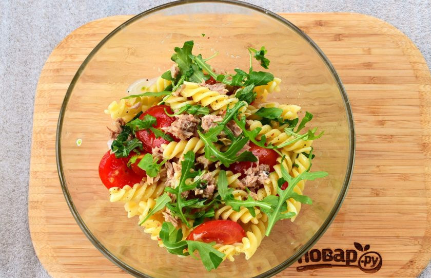 1. Этап. Паста-салат с консервированным тунцом: Добавьте рукколу, базилик и тунец, перемешайте.