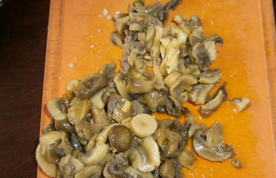 1. Этап. Салат из консервированных кальмаров и шампиньонов: То же самое проделайте и с грибами.