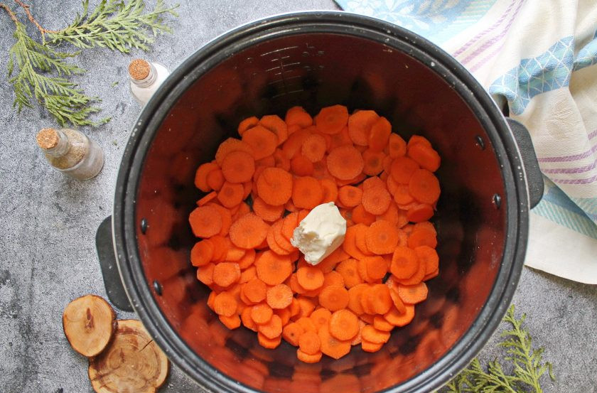 1. Этап. Морковь в сметане в мультиварке: Морковь почистите, сполосните и порежьте кружочками. В чашу мультиварки выложите сливочное масло и морковь. Готовьте в режиме «Тушение» в течение одного часа с закрытой крышкой.