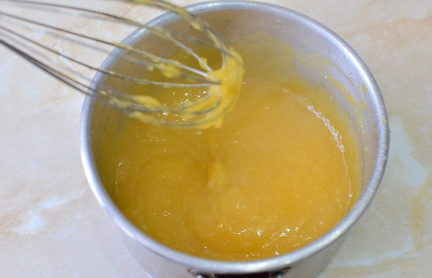 1. Этап. Лимонно-маковый торт: Верните на огонь и снова доведите до кипения. Постоянно мешайте, чтобы ничего не подгорело.