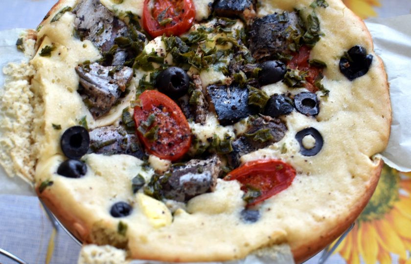 1. Этап. Наливной пирог с тунцом и помидорами в мультиварке: Выньте пирог вместе с бумагой, потянув за свободные края, на решетку. Дайте остыть до теплого состояния.