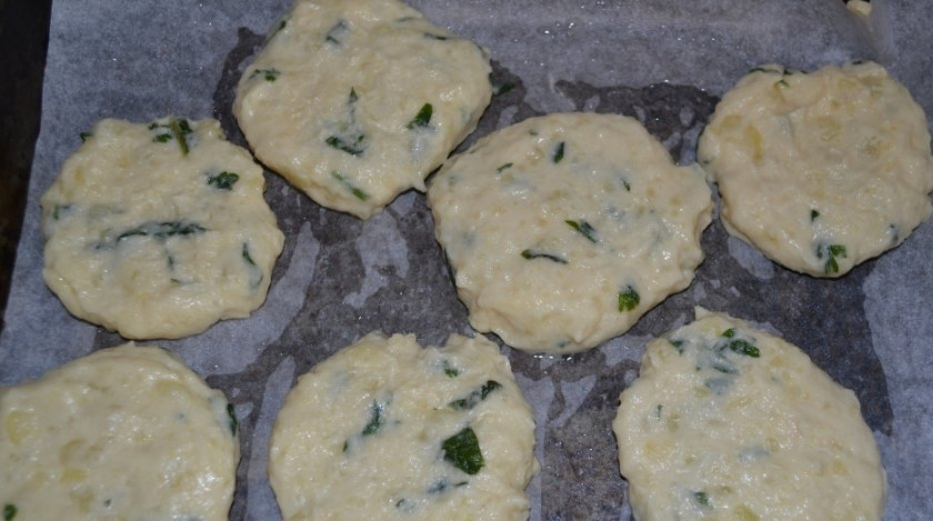 1. Этап. Картофельные ватрушки с курицей: На противень расстелите пергаментную бумагу. На неё разложите лепёшки из картофельного теста.