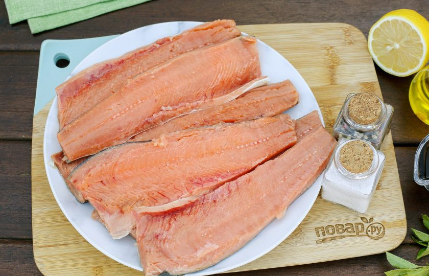 1. Этап. Красная рыба на мангале: Удалите у рыбы внутренности, головы, плавники и хвосты. Тщательно промойте и разделайте тушки на филе, удалив хребет и тонкие кости.