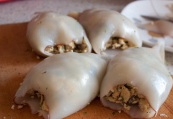 1. Этап. Кальмары, фаршированные омлетом и шампиньонами: Затем наполните кальмаров яично-грибной смесью, заколите края при помощи зубочистки и запеките в духовке в течение 20 минут при 200 градусах. Форму для запекания следует предварительно смазать растительным маслом. Готовых кальмаров охладите, порежьте колечками и подайте на стол.