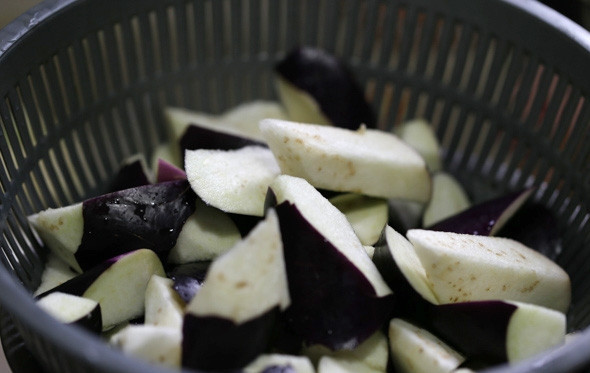 1. Этап. Тушеные баклажаны с мясом: 2. После промойте баклажаны как следует под проточной водой и хорошо обсушите.